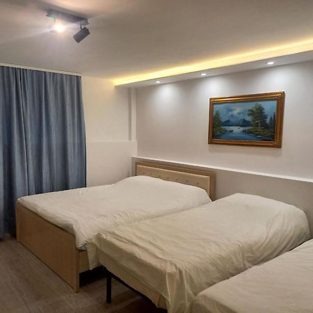 Flowers Guesthouse Тирана Екстер'єр фото