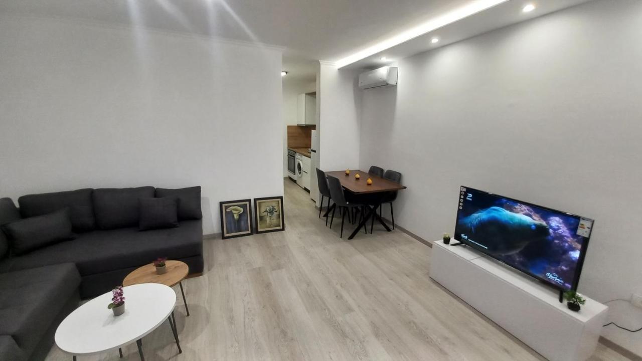 Flowers Guesthouse Тирана Екстер'єр фото