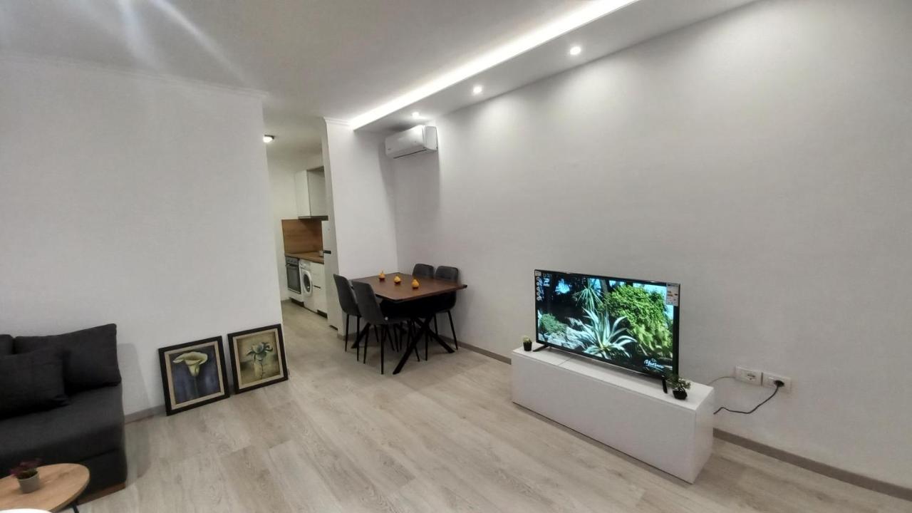 Flowers Guesthouse Тирана Екстер'єр фото
