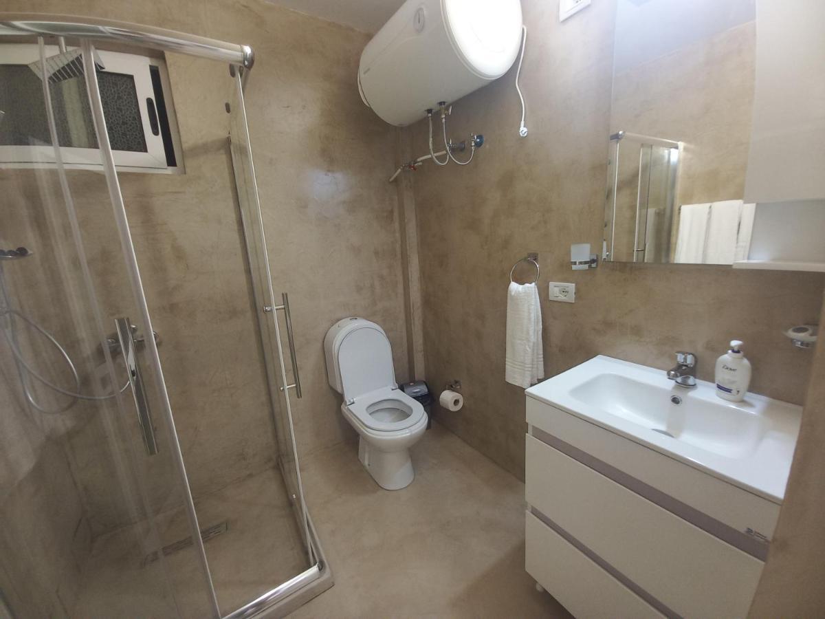 Flowers Guesthouse Тирана Екстер'єр фото