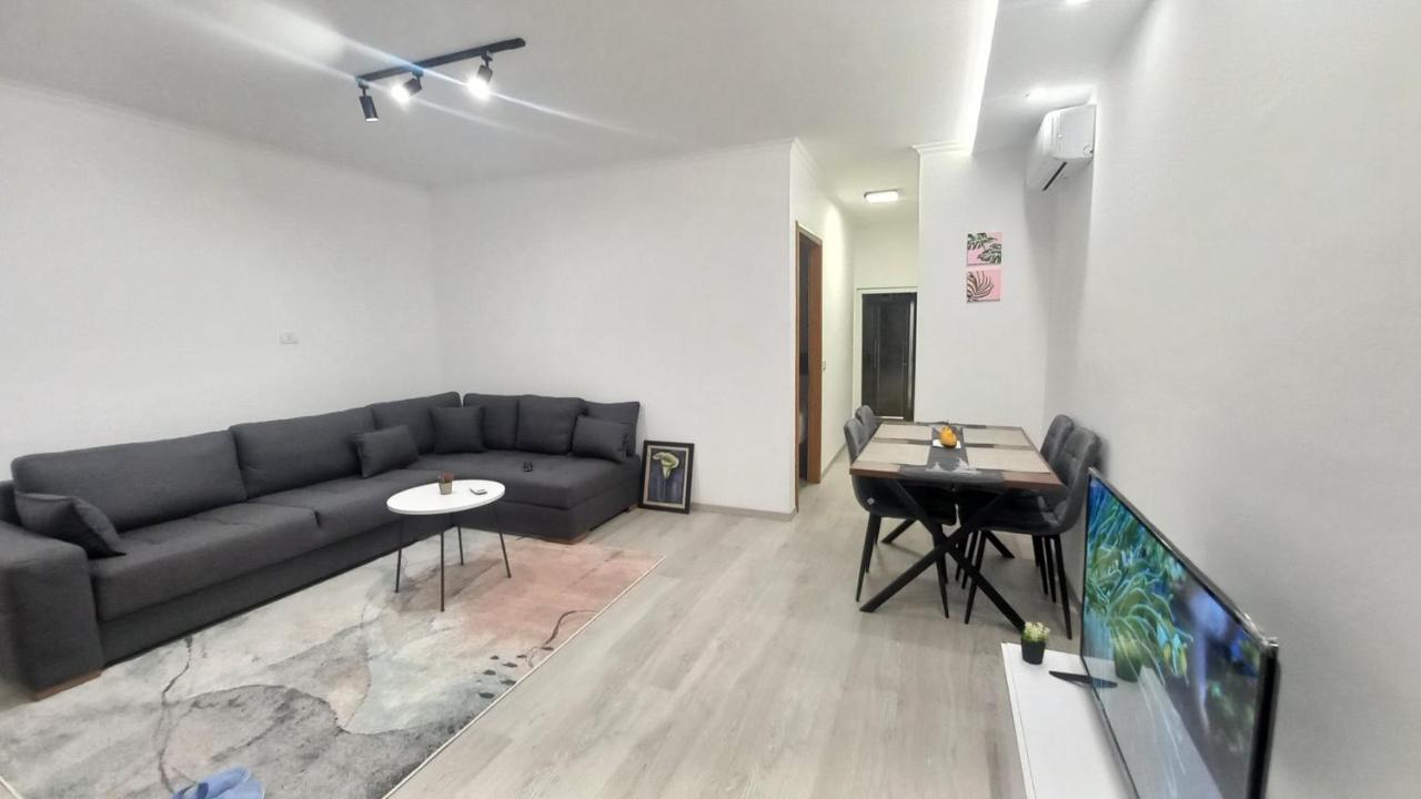 Flowers Guesthouse Тирана Екстер'єр фото