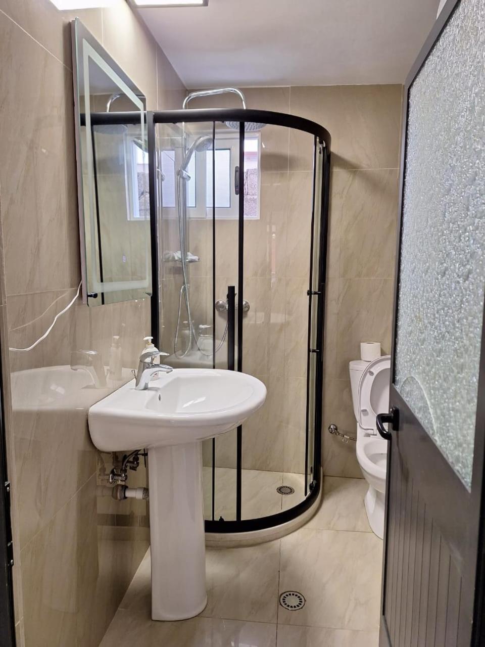 Flowers Guesthouse Тирана Екстер'єр фото