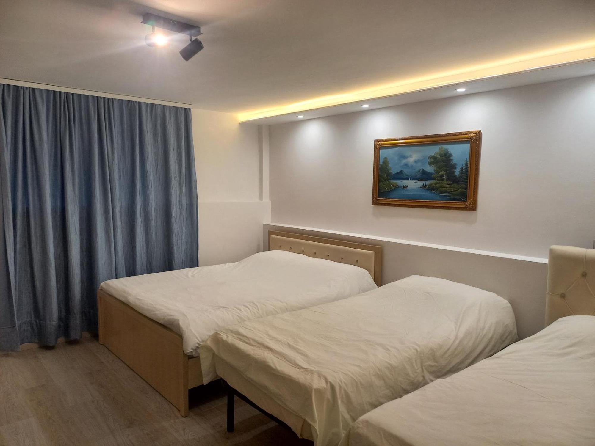 Flowers Guesthouse Тирана Екстер'єр фото