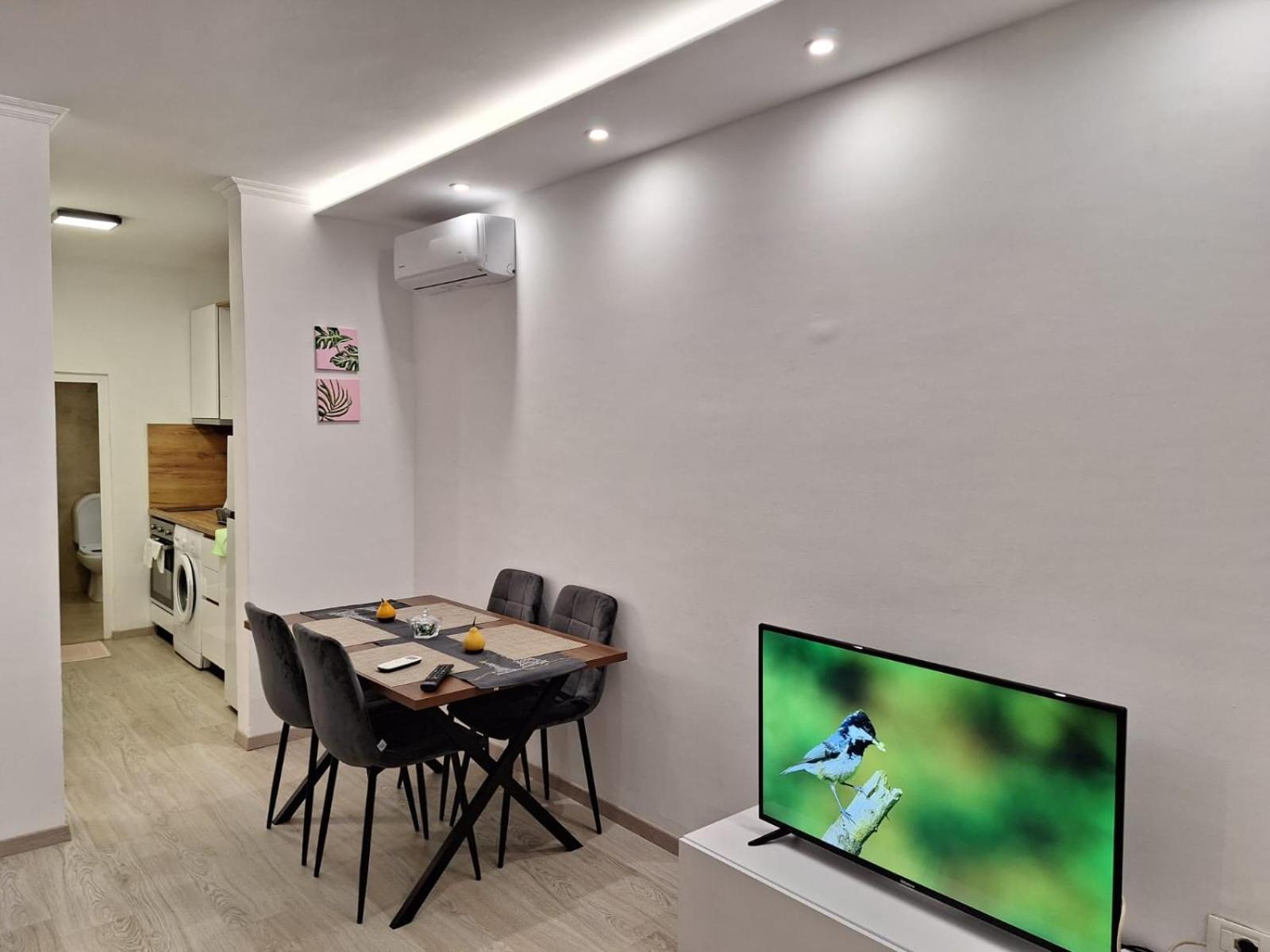 Flowers Guesthouse Тирана Екстер'єр фото