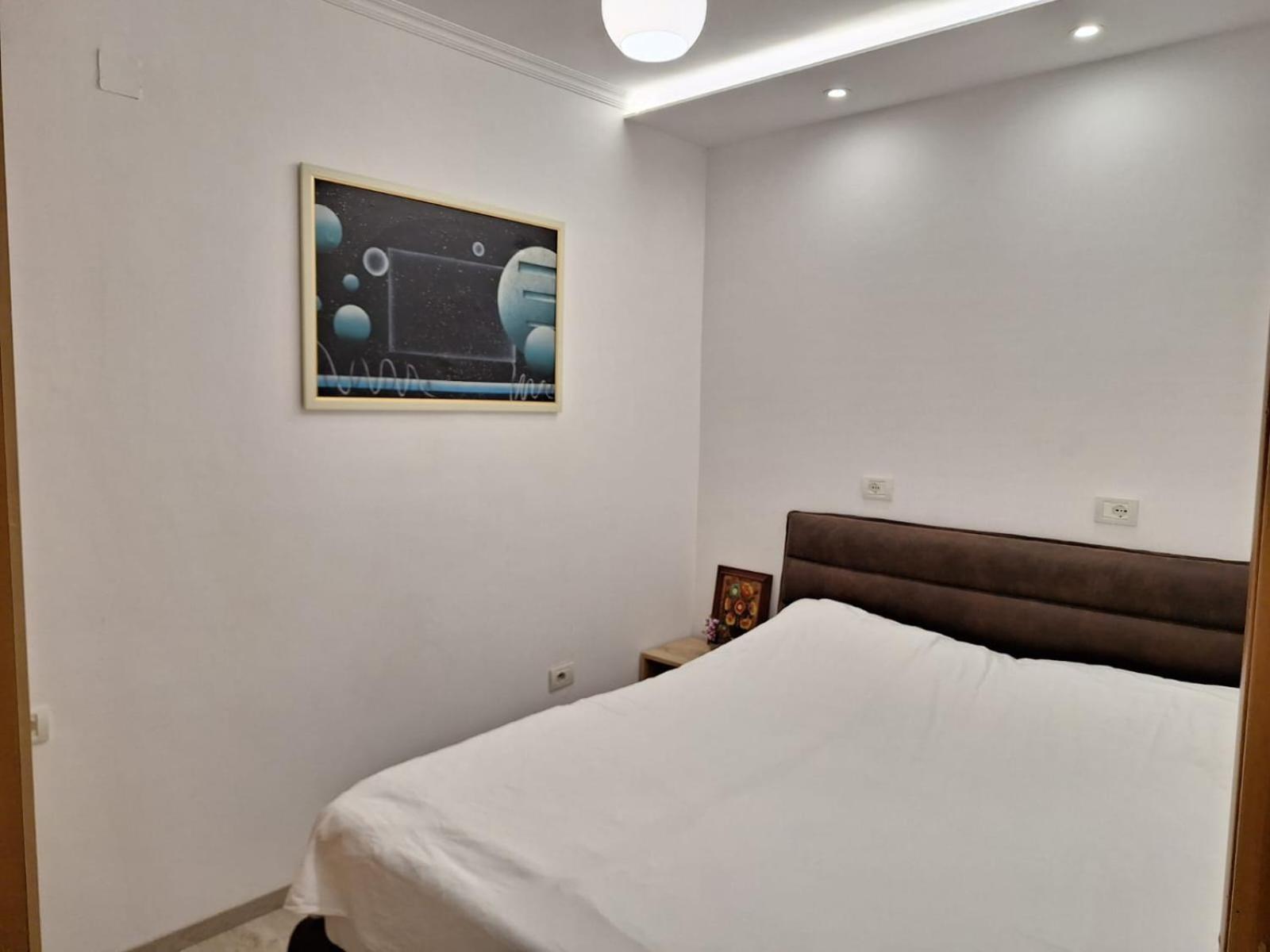 Flowers Guesthouse Тирана Екстер'єр фото