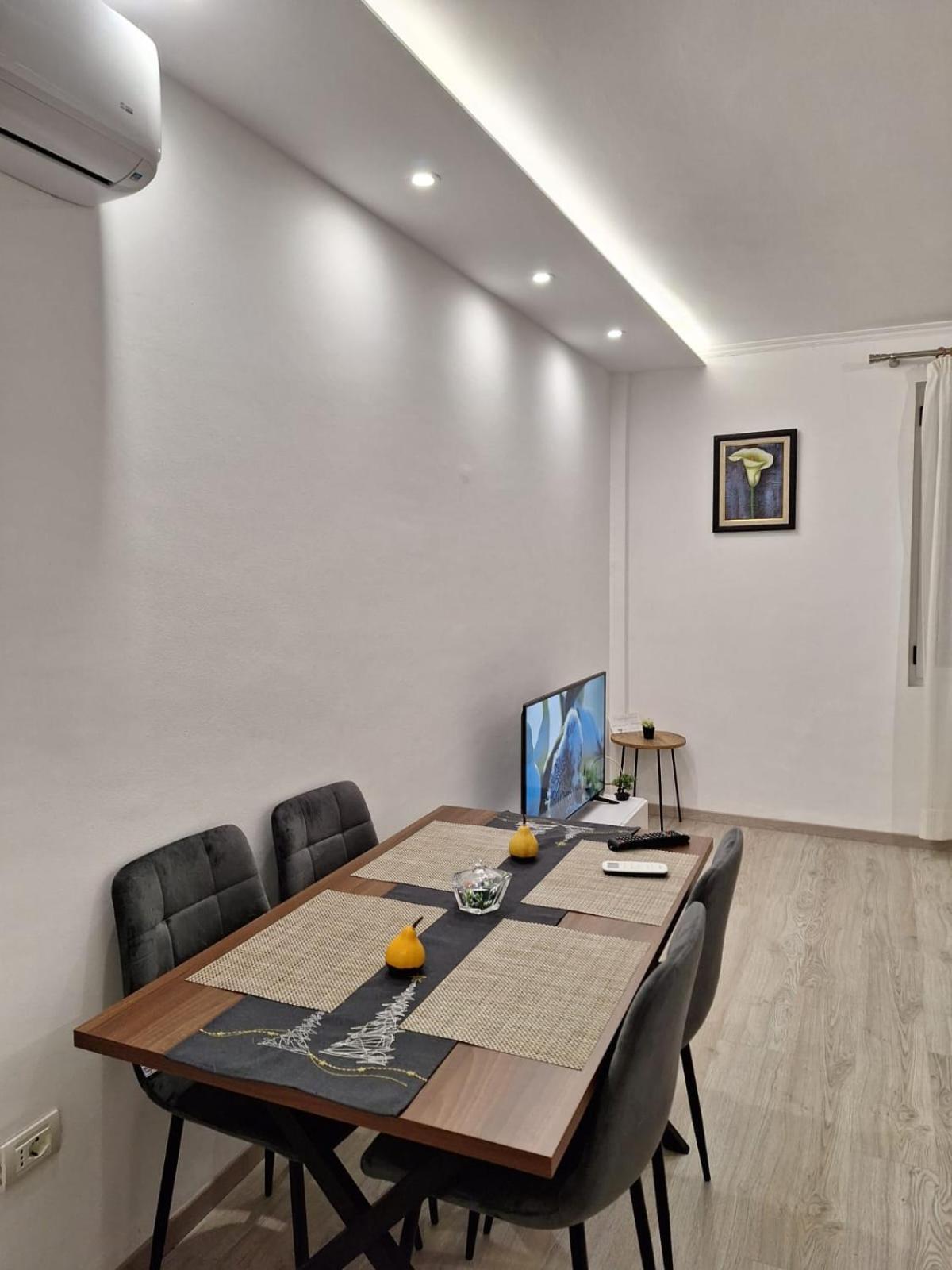 Flowers Guesthouse Тирана Екстер'єр фото