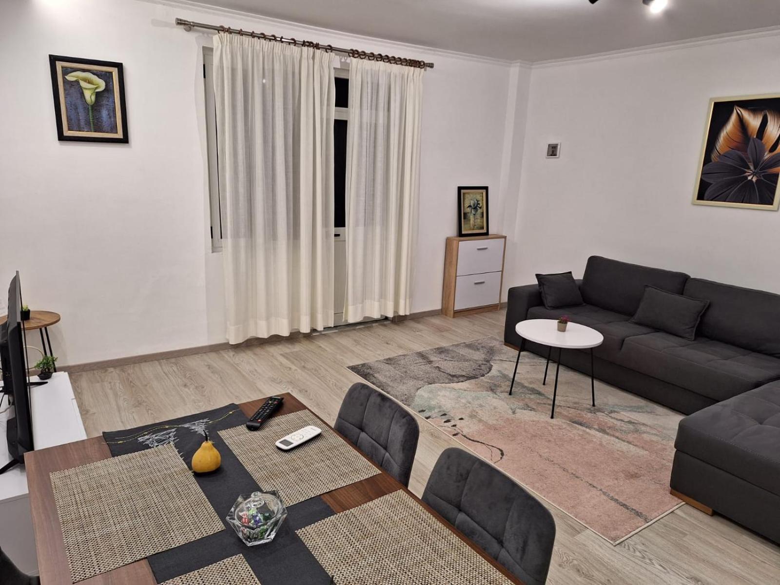 Flowers Guesthouse Тирана Екстер'єр фото