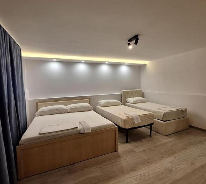 Flowers Guesthouse Тирана Екстер'єр фото