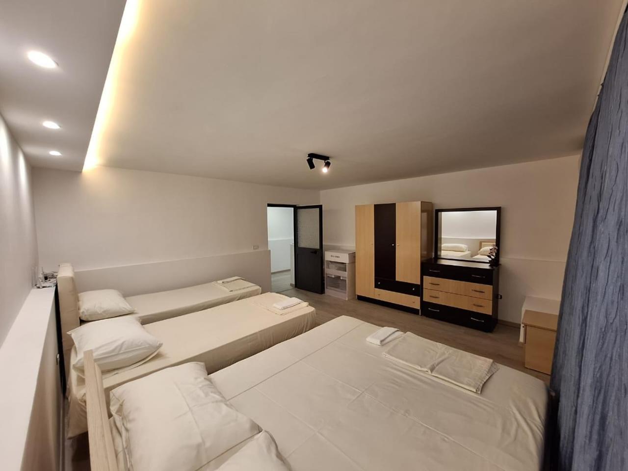 Flowers Guesthouse Тирана Екстер'єр фото