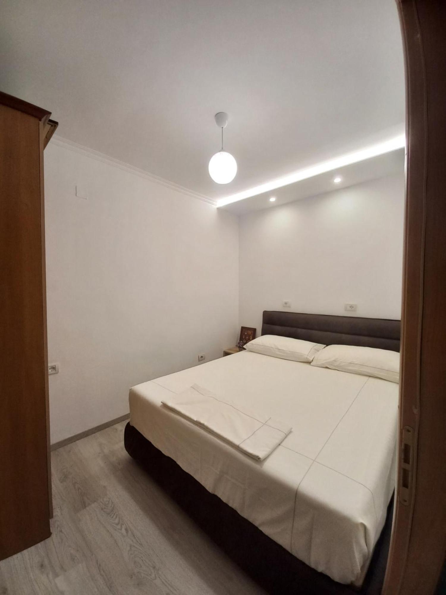 Flowers Guesthouse Тирана Екстер'єр фото